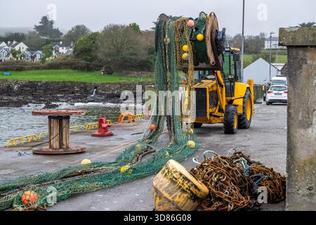 L'equipaggio del peschereccio da pesca "Laetitia" ripara reti prima di una bordata di pesca di 6 giorni a Schull, West Cork, Irlanda. Foto Stock