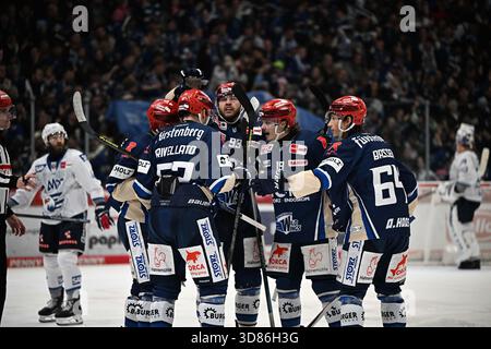 Celebrazione con (l.r.) Sebastian Uvira (Schwenninger Wild Wings) Kyle Platzer (Schwenninger Wild Wings) Boaz Bassen (Schwenninger Wild Wings) Hakon Haenelt (Schwenninger Wild Wings) Schwenninger Wild Wings contro Adler Mannheim, DEL, Main Round, Matchda Foto Stock