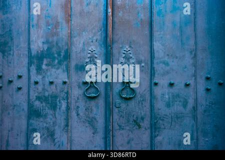 Porte dipinte di blu con vernice blu sbiadita Foto Stock
