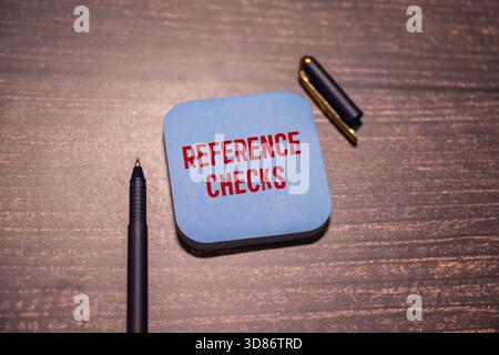 Lente di ingrandimento con la parola REVISIONE. Testo di scrittura di parola Revis Foto Stock