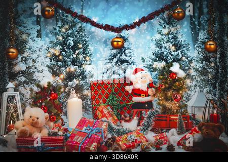 Scena natalizia con Babbo Natale, candele e regali colorati su uno sfondo innevato Foto Stock