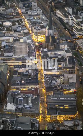 Dortmunder Westenhellweg, strada commerciale con illuminazione, vista notturna, Dortmund, zona della Ruhr, Renania settentrionale-Vestfalia, Germania, DEU, Europa, vista aerea, b Foto Stock