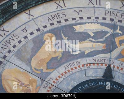 Cremona, Italia 3 ottobre 2025 Vista dettagliata dell'orologio astronomico medievale, che illustra le costellazioni zodiacali e l'antica cronometraggio su una Foto Stock
