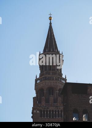 Cremona, Italia 3 ottobre 2025 Torrazzo campanile che si innalza nel cielo azzurro. Cremona, Lombardia, Italia, con architettura storica e religiou Foto Stock