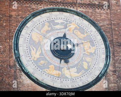 Cremona, Italia 3 ottobre 2025 elaborato quadrante astronomico che adorna il campanile di Torrazzo a Cremona, Italia, mostrando intricati simboli zodiacali Foto Stock