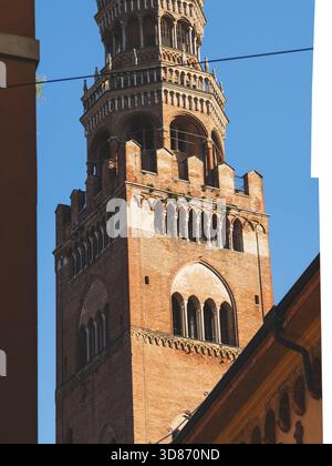 Cremona, Italia 3 ottobre 2025 il campanile di Torrazzo si erge alto, caratterizzato da tradizionali mattoni e finestre ad arco, un punto di riferimento storico a Cremona Foto Stock