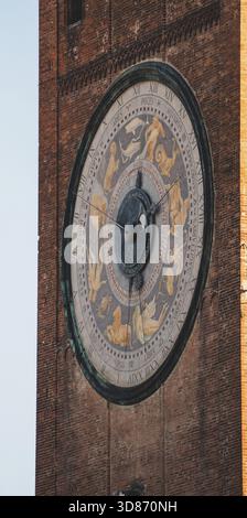 Cremona, Italia 3 ottobre 2025 Torrazzo Campanile orologio astronomico a Cremona, Italia, calendario zodiaco ornato e quadrante medievale dell'orologio sulla storica b Foto Stock