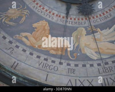 Cremona, Italia 3 ottobre 2025 Orologio astronomico con segni zodiacali cancro, Leone, Vergine e mesi di calendario agosto, settembre, ottobre a Torrazzo BE Foto Stock