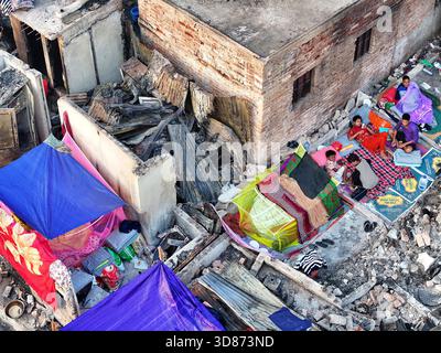 Dacca, Bangladesh - 28 novembre 2025: Veduta aerea della baraccopoli di Korail, un paesaggio di rifugi improvvisati dove la vita si svolge sui tetti sotto un relentl Foto Stock