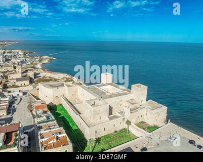 Vista aerea del castello normanno sul mare di Trani costruito con pietra bianca in Puglia Italia Foto Stock