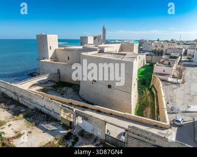 Vista aerea del castello normanno sul mare di Trani costruito con pietra bianca in Puglia Italia Foto Stock