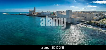 Vista aerea del castello normanno sul mare di Trani costruito con pietra bianca in Puglia Italia Foto Stock