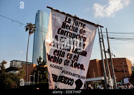 Messico, Cdmx, Messico. 28 novembre 2025. La città di Xoco si trova nella regione di Coyoacan, famosa per le sue offerte culturali e storiche. Tuttavia, i suoi residenti stanno attualmente combattendo megaprogetti, sfollamenti forzati e carenza d'acqua a causa della gentrificazione. Un esempio degli impatti negativi su Xoco è il complesso MITIKAH, costruito con irregolarità, che ignorava i residenti e monopolizzava l’uso dell’acqua dalla sua costruzione fino ai giorni nostri a beneficio dei suoi inquilini e delle sue imprese. Inoltre, ha aumentato i costi degli alloggi nella zona aumentando i prezzi degli affitti, l Foto Stock