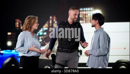 Late Night Collision: Due autisti discutono, la polizia interviene per calmarsi. Foto Stock