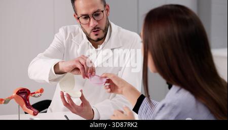 Consulenza con il medico sui metodi contraccettivi per il diaframma di Young Woman. Foto Stock