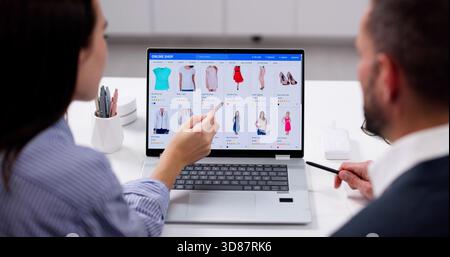 L'analista finanziario impegnato effettua acquisti online su un notebook aziendale. Foto Stock