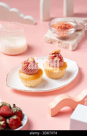 Una Cupcake è una piccola torta a porzione singola cotta in una piccola forma a tazza, spesso rivestita di carta. È composto da una semplice pastella per torte ed è frequentato Foto Stock