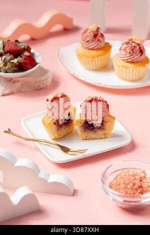 Una Cupcake è una piccola torta a porzione singola cotta in una piccola forma a tazza, spesso rivestita di carta. È composto da una semplice pastella per torte ed è frequentato Foto Stock