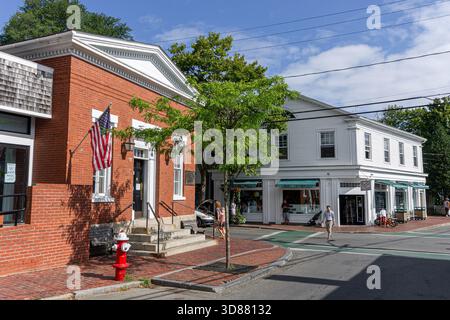 Edgartown, Massachusetts. Ex edificio della Edgartown National Bank con facciata coloniale in mattoni e bandiera statunitense su un albero all'angolo tra Main St e Wa Foto Stock