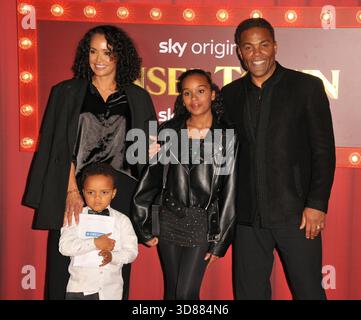Ray Fearon e la famiglia alla prima mondiale di "Tinsel Town", Vue West End, Leicester Square, giovedì 27 novembre 2025 a Londra, Inghilterra, Regno Unito. CAP/C. Foto Stock