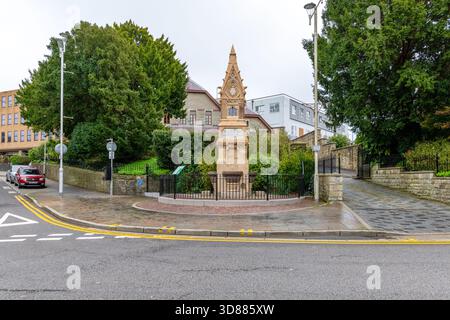 Storica fontana bibita commemorativa Randall del 1860 di J.W. Hugall, monumento classificato di secondo grado su Court Road a Bridgend, Galles del Sud, Regno Unito. Ottobre 2025 Foto Stock