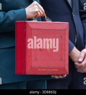 11 Downing Street, Londra, Regno Unito. 26 novembre 2025. Il Cancelliere del lavoro dello Scacchiere Rachel Reeves, deputato, si trova al di fuori del numero 11 per la tradizionale fotochiamata della stampa che tiene la scatola rossa di spedizione contenente il suo discorso sul bilancio 2025 al Parlamento. Crediti: Malcolm Park/Alamy Foto Stock
