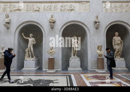 Roma, Italia - 11 gennaio 2024: Statue e sculture all'interno dei Musei Vaticani. Foto Stock
