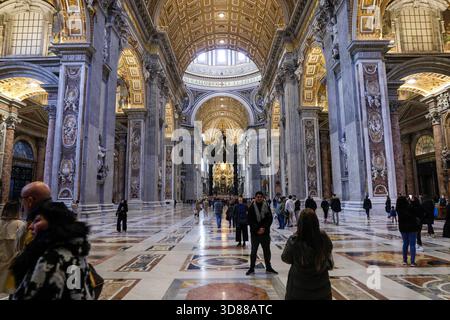 Roma, Italia - 11 gennaio 2024: I turisti visitano la Basilica di San Pietro in Vaticano. Foto Stock