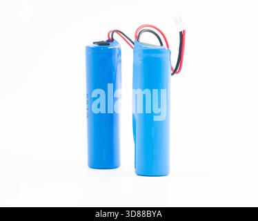 Batterie ricaricabili agli ioni di litio isolate su batterie bianche agli ioni di litio con livello di carica completo Foto Stock