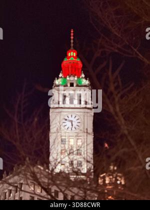 Edificio a tema natalizio di notte a Chicago, Illinois USA Foto Stock