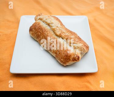 Torta di mele su sfondo arancione. Foto Stock