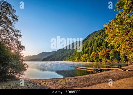 Lake Crescent, vicino al Fairholme Campground, all'alba, Olympic National Park, Olympic Peninsula, stato di Washington, Stati Uniti Foto Stock