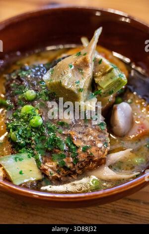 Corvina in salsa verde con carciofi e patate "tinar", ristorante autore "Vida Meva", Maiorca, Isole Baleari, Spagna. Foto Stock
