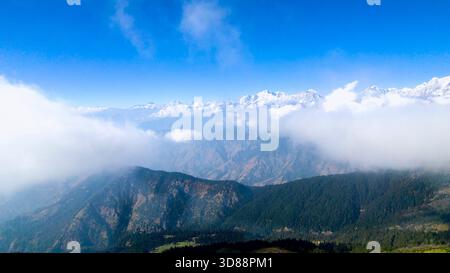 Il drone aereo ha sparato alle montagne dell'himalaya con la copertura nuvolosa che nascondeva le cime innevate dell'Annapurna in lontananza in Nepal mostrando la bellezza del Chopta Foto Stock