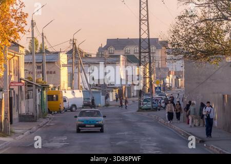 Zona residenziale di Bishkek con vecchie case. Foto Stock