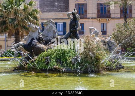 Fontana del Tritone in Piazza Vittorio Emanuele a Trapani sulla costa occidentale della Sicilia in Italia Foto Stock