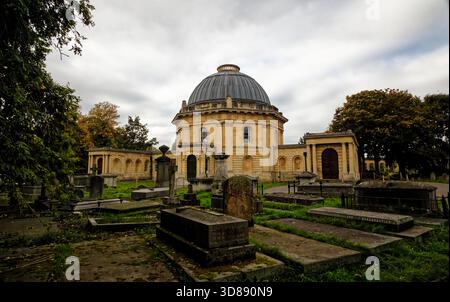 Le tombe circondano la cappella vittoriana ottagonale ornata in un giorno cupo coperto nel cimitero di Brompton Garden, West London, Inghilterra. Foto Stock