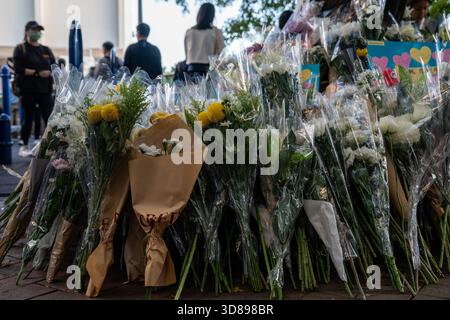 Fiori collocati vicino alla scena in cui un grande incendio ha inondato diversi edifici residenziali a Wang Fuk Court il 29 novembre 2025 a Hong Kong. (Foto di Vernon Yuen/Nexpher Images) Foto Stock