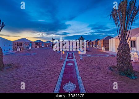 Campeggio nel deserto del Sahara, Marocco. Foto Stock