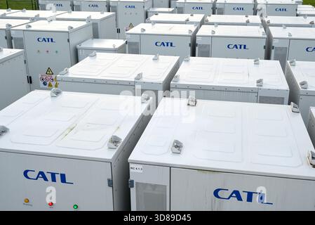 GERMANIA, grande stazione di stoccaggio delle batterie per immagazzinare energia elettrica rigenerativa di turbine eoliche, batterie del produttore cinese di batterie Contemporary Amperex Technology CATL / DEUTSCHLAND, Schleswig-Holstein, Reußenköge, Batteriespeicherstation für Windstrom, Batteriezellen des chinesischen Unternehmen Contemporary Amperex Technology CATL Foto Stock