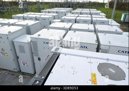 GERMANIA, grande stazione di stoccaggio delle batterie per immagazzinare energia elettrica rigenerativa di turbine eoliche, batterie del produttore cinese di batterie Contemporary Amperex Technology CATL / DEUTSCHLAND, Schleswig-Holstein, Reußenköge, Batteriespeicherstation für Windstrom, Batteriezellen des chinesischen Unternehmen Contemporary Amperex Technology CATL Foto Stock
