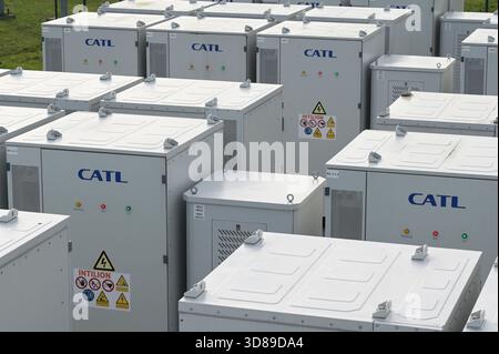 GERMANIA, grande stazione di stoccaggio delle batterie per immagazzinare energia elettrica rigenerativa di turbine eoliche, batterie del produttore cinese di batterie Contemporary Amperex Technology CATL / DEUTSCHLAND, Schleswig-Holstein, Reußenköge, Batteriespeicherstation für Windstrom, Batteriezellen des chinesischen Unternehmen Contemporary Amperex Technology CATL Foto Stock