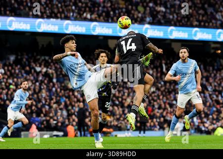 Il Lukas Nmecha del Leeds United è stato inflitto da Nico o'Reilly del Manchester City durante la partita di Premier League Manchester City vs Leeds United all'Etihad Stadium, Manchester, Regno Unito, 29 novembre 2025 (foto di Mark Cosgrove/News Images) *** GER AUT sui OUT *** Foto Stock