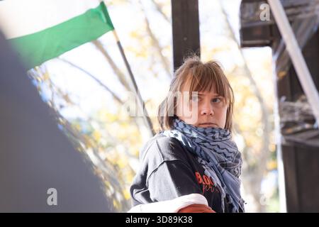 Roma, Italia. 29 novembre 2025. Greta Thunberg partecipa alla manifestazione palestinese a Roma Credit: Independent Photo Agency/Alamy Live News Foto Stock