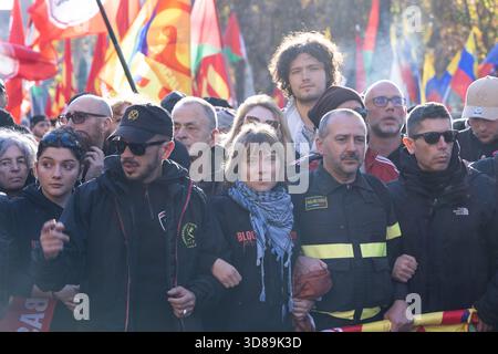 Roma, Italia. 29 novembre 2025. Greta Thunberg partecipa alla manifestazione palestinese a Roma Credit: Independent Photo Agency/Alamy Live News Foto Stock