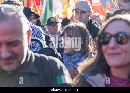 Roma, Italia. 29 novembre 2025. Greta Thunberg partecipa alla manifestazione palestinese a Roma Credit: Independent Photo Agency/Alamy Live News Foto Stock