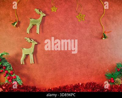 Renne e stelle scintillanti di Natale - renne, stelle e campane dorate scintillanti su un caldo sfondo rosso. Appartamento natalizio con poliziotto Foto Stock