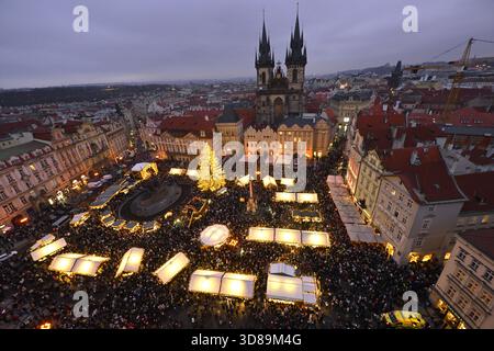 Praga, Repubblica Ceca. 29 novembre 2025. Mercatino di Natale sulla Piazza della città Vecchia a Praga, Repubblica Ceca, 29 novembre 2025. Crediti: Katerina Sulova/CTK Photo/Alamy Live News Foto Stock