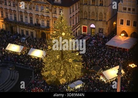 Praga, Repubblica Ceca. 29 novembre 2025. Mercatino di Natale sulla Piazza della città Vecchia a Praga, Repubblica Ceca, 29 novembre 2025. Crediti: Katerina Sulova/CTK Photo/Alamy Live News Foto Stock