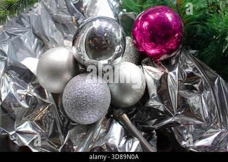 Lucenti ornamenti a bulbo d'albero di Natale durante le festività Foto Stock